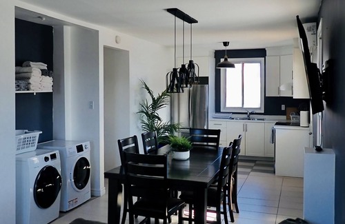 De Lorimier Appartement | Spacious 4BRs/2Baths with private parking and patio!