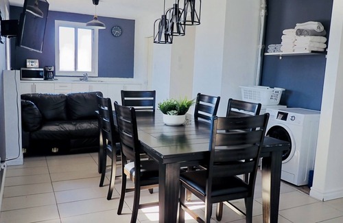 De Lorimier Appartement | Spacious 4BRs/2Baths with private parking and patio!