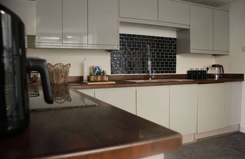 Dunstable Maison | Spacious 5 Bed Home - Near M1, A5, Luton Airport