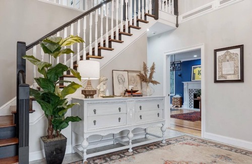 Albany Maison | Spacious 5-bed house centralized within hour of skiing, Race track & Lake George
