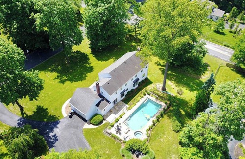 Saint Davids Maison | Spacious 5-bedroom house, with pool and hot tub, 1 mile from Aronimink