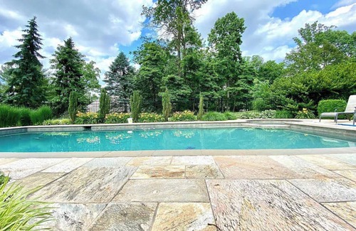 Saint Davids Maison | Spacious 5-bedroom house, with pool and hot tub, 1 mile from Aronimink