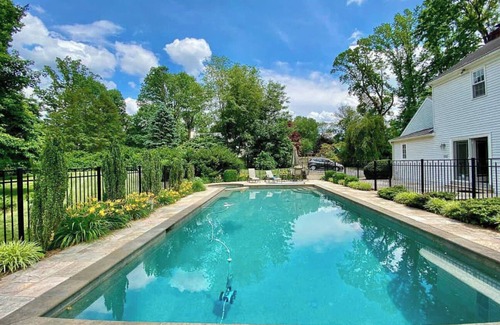 Saint Davids Maison | Spacious 5-bedroom house, with pool and hot tub, 1 mile from Aronimink