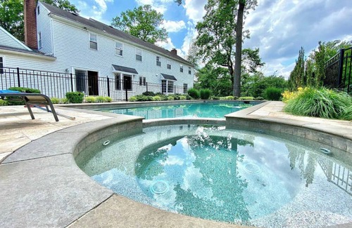 Saint Davids Maison | Spacious 5-bedroom house, with pool and hot tub, 1 mile from Aronimink