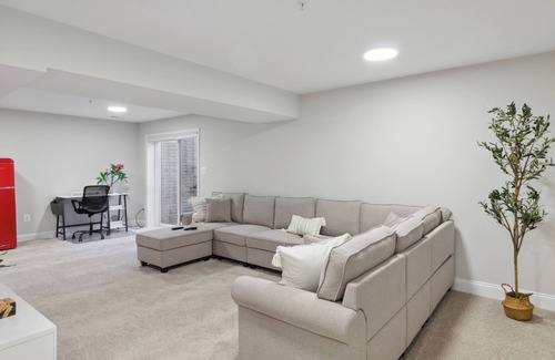 Colesville Maison | Spacious 5-bedroom house with fitness room and AC in pleasant Silver Spring