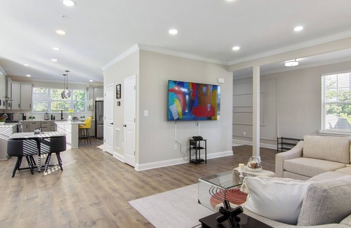 Colesville Maison | Spacious 5-bedroom house with fitness room and AC in pleasant Silver Spring
