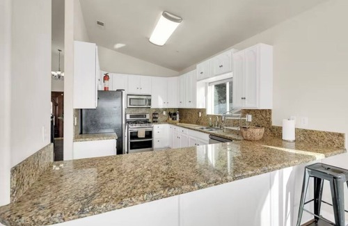 Spring Valley Maison | Spacious 5-bedroom house in welcoming Spring Valley with AC, WiFi
