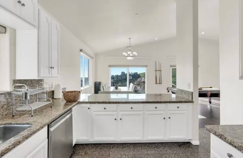 Spring Valley Maison | Spacious 5-bedroom house in welcoming Spring Valley with AC, WiFi