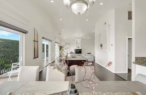 Spring Valley Maison | Spacious 5-bedroom house in welcoming Spring Valley with AC, WiFi