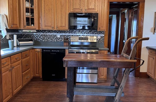 Van Orin Maison | Spacious 5-bedroom 2-bath farmhouse in peaceful farmland near Princeton Illinois