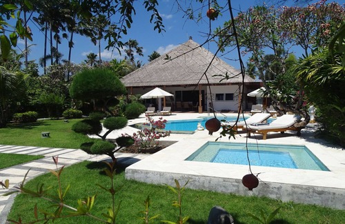 Dencarik Villa | Spacious 5-bedroom beachfront villa with Fitness, Spa & WiFi close to Lovina