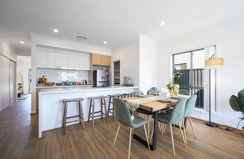 Austral Maison | Spacious 5-bedroom building in brilliant Austral with AC