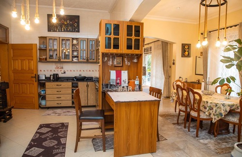 Kampala Maison | Spacious 5-bedroom bungalow in charming Kampala with WiFi