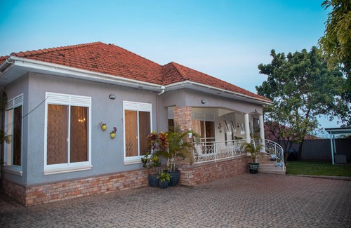 Kampala Maison | Spacious 5-bedroom bungalow in charming Kampala with WiFi