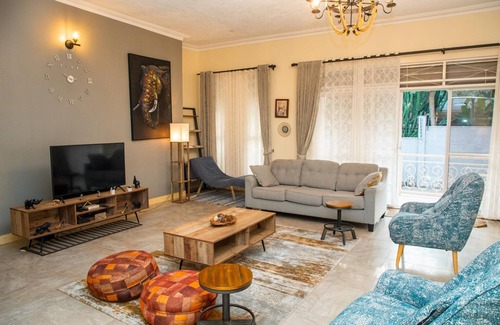 Kampala Maison | Spacious 5-bedroom bungalow in charming Kampala with WiFi
