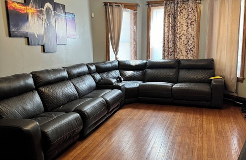 Chicago Lawn Maison | Spacious 5-bedroom bungalow in delightful Chicago with AC, WiFi