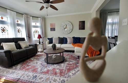 Berwyn Maison | Spacious 5-bedroom bungalow with AC, WiFi in welcoming Berwyn