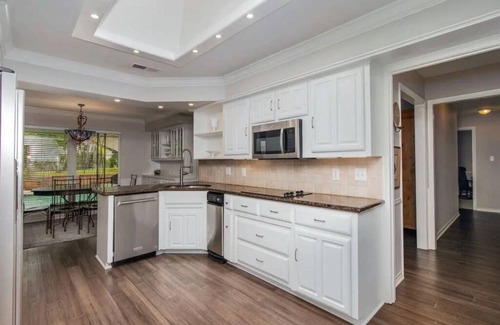 Heath Maison | Spacious 5-bedroom executive home in prestigious community of Shepherds Glen.