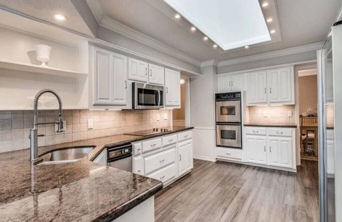Heath Maison | Spacious 5-bedroom executive home in prestigious community of Shepherds Glen.