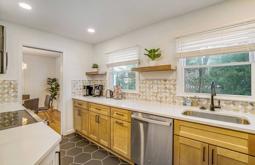 Alexandria West Maison | Spacious 5-bedroom house with AC, WiFi in delightful Alexandria