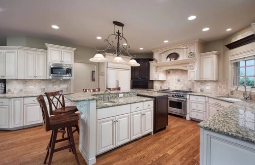 Naperville Maison | Spacious 5-bedroom house in nice Naperville with WiFi, fitness room