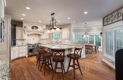 Naperville Maison | Spacious 5-bedroom house in nice Naperville with WiFi, fitness room