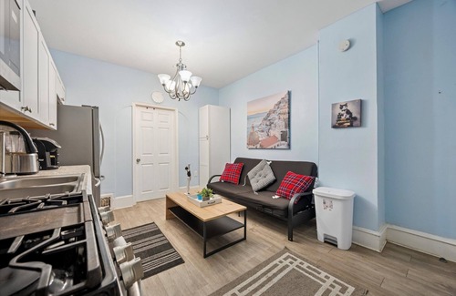 Wilmington Maison | Spacious 5-bedroom house with 1King + 4queen beds in lovely Wilmington