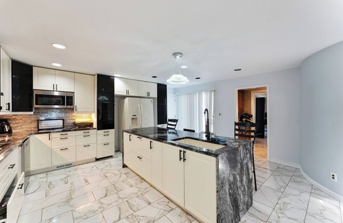Bay Shore Maison | Spacious 5-bedroom house in delightful Bay Shore with AC