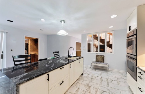 Bay Shore Maison | Spacious 5-bedroom house in delightful Bay Shore with AC
