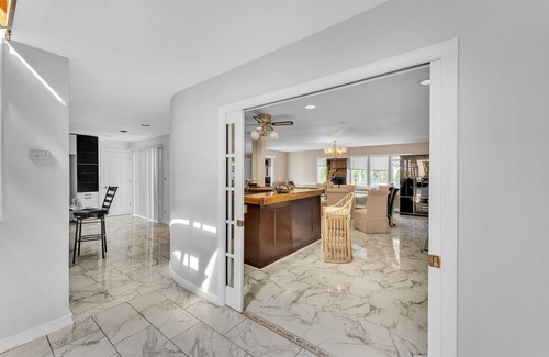 Bay Shore Maison | Spacious 5-bedroom house in delightful Bay Shore with AC