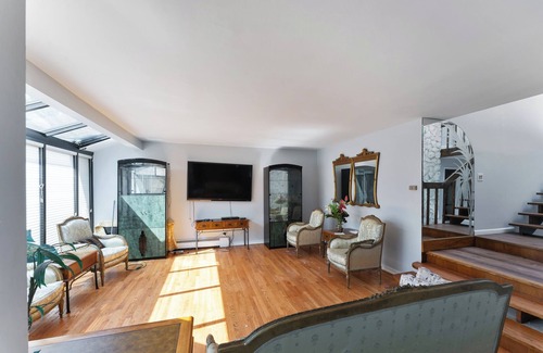 Bay Shore Maison | Spacious 5-bedroom house in delightful Bay Shore with AC