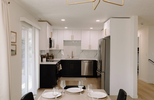 Hillsboro Maison | Spacious 5-bedroom house in enchanting Hillsboro