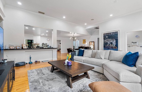 Crescent Park Maison | Spacious 5-bedroom house with AC and WiFi in tranquil Palo Alto