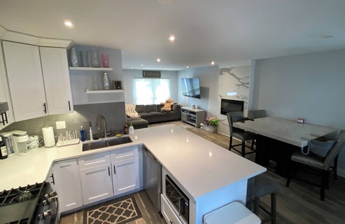 Woodridge Maison | Spacious 5-bedroom house in charming Woodridge with fence! Kid/pet friendly.