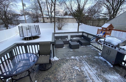 Woodridge Maison | Spacious 5-bedroom house in charming Woodridge with fence! Kid/pet friendly.