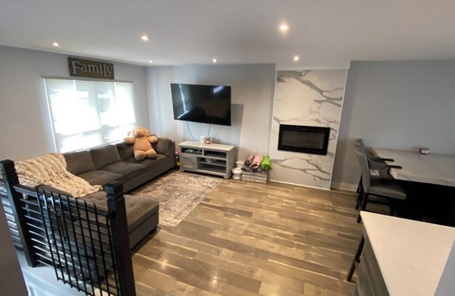 Woodridge Maison | Spacious 5-bedroom house in charming Woodridge with fence! Kid/pet friendly.