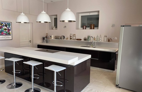 Cruzy Maison | Spacious 5-bedroom house with AC, WiFi in welcoming Cruzy