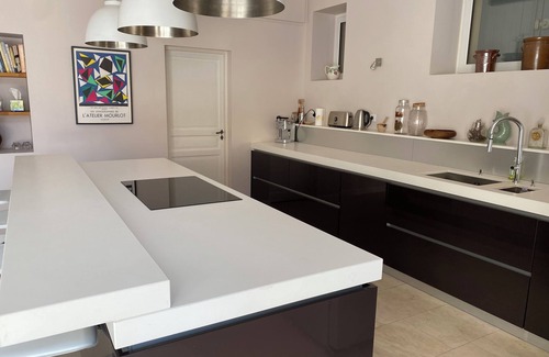 Cruzy Maison | Spacious 5-bedroom house with AC, WiFi in welcoming Cruzy