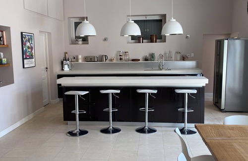 Cruzy Maison | Spacious 5-bedroom house with AC, WiFi in welcoming Cruzy