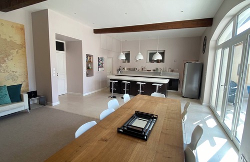Cruzy Maison | Spacious 5-bedroom house with AC, WiFi in welcoming Cruzy