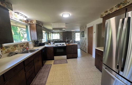 Lynden Maison | Spacious 5-bedroom house in charming Lynden with theater room and Wi-Fi