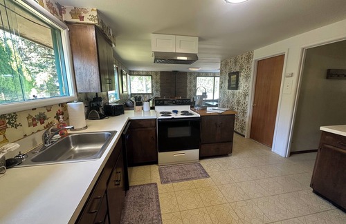Lynden Maison | Spacious 5-bedroom house in charming Lynden with theater room and Wi-Fi