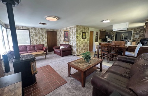 Lynden Maison | Spacious 5-bedroom house in charming Lynden with theater room and Wi-Fi