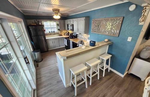 Lisbon Maison | Spacious 5-bedroom lake house in charming Hanoverton with hot tub, WiFi, AC