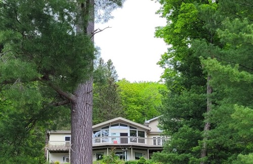 Feronia Maison | Spacious 5-bedroom Lakefront House in wonderful North Bay