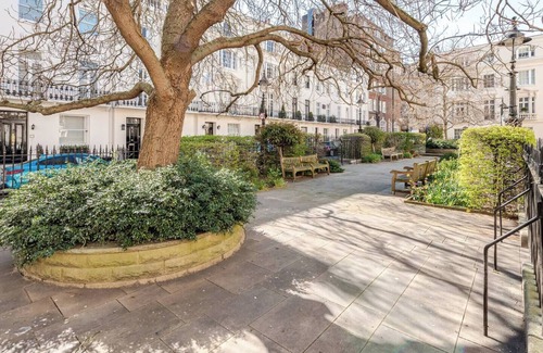 Westminster Villa | Spacious 5 Bedroom Mansion with AC, WiFi Opposite Buckingham Palace