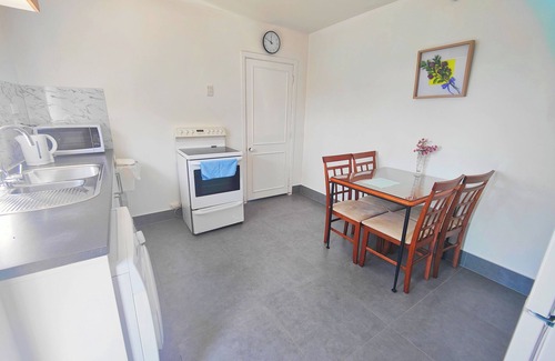 Johnsonville Maison | Spacious 5-bedroom house in awesome Wellington with AC