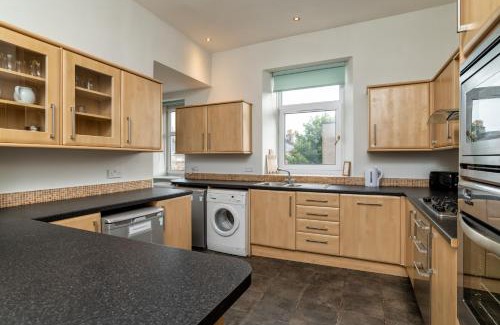 Central Aberdeen Appartement | Spacious 5-Bedroom Townhouse in the West-End