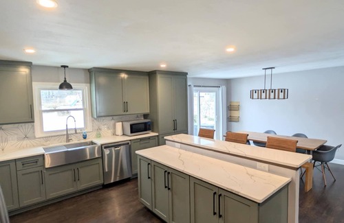 Cave Spring Maison | Spacious 5-bedroom house with fenced in backyard in Roanoke, Virginia.