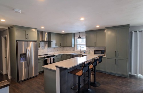 Cave Spring Maison | Spacious 5-bedroom house with fenced in backyard in Roanoke, Virginia.